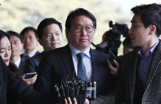 굳은 표정 최태원 회장   최태원 SK그룹 회장이 18일 오후 검찰 조사를 받기 위해 서울 서초동 서울중앙지검에 들어서며 취재진의 질문을 듣고 있다. 검찰은 이달 21일 박 전 대통령 대면 조사를 앞두고 최 회장이 2015년 특별사면 된 이후 SK가 미르·K스포츠재단에 111억원을 출연하는 등 정권 사업을 적극 지원했다는 이른바 '사면거래' 의혹을 집중적으로 추궁할 방침이다. 2017.3.18